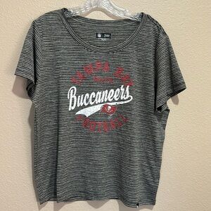 NFL TEAM APPAREL Women’s Tampa Bay Buccaneers Boxy T-Shirt, Size XL